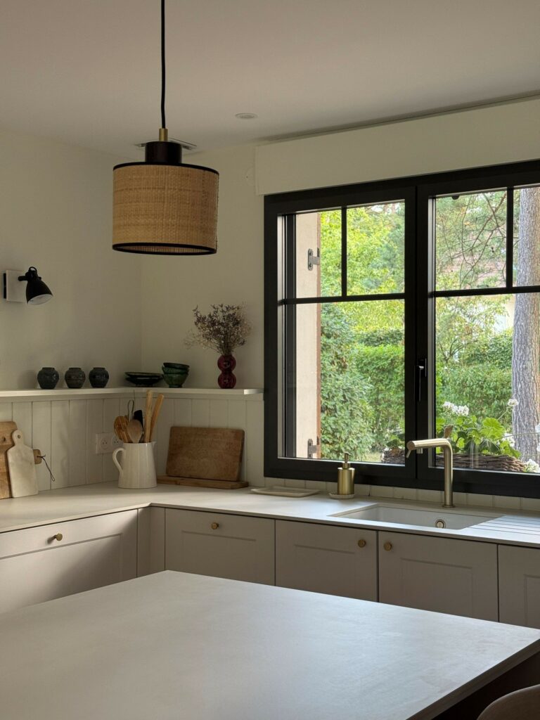 Cuisine coin petit-déjeuner avec étagères – projet de rénovation à Le Touquet Paris Plage par La Didascalie, agence à Mouvaux.