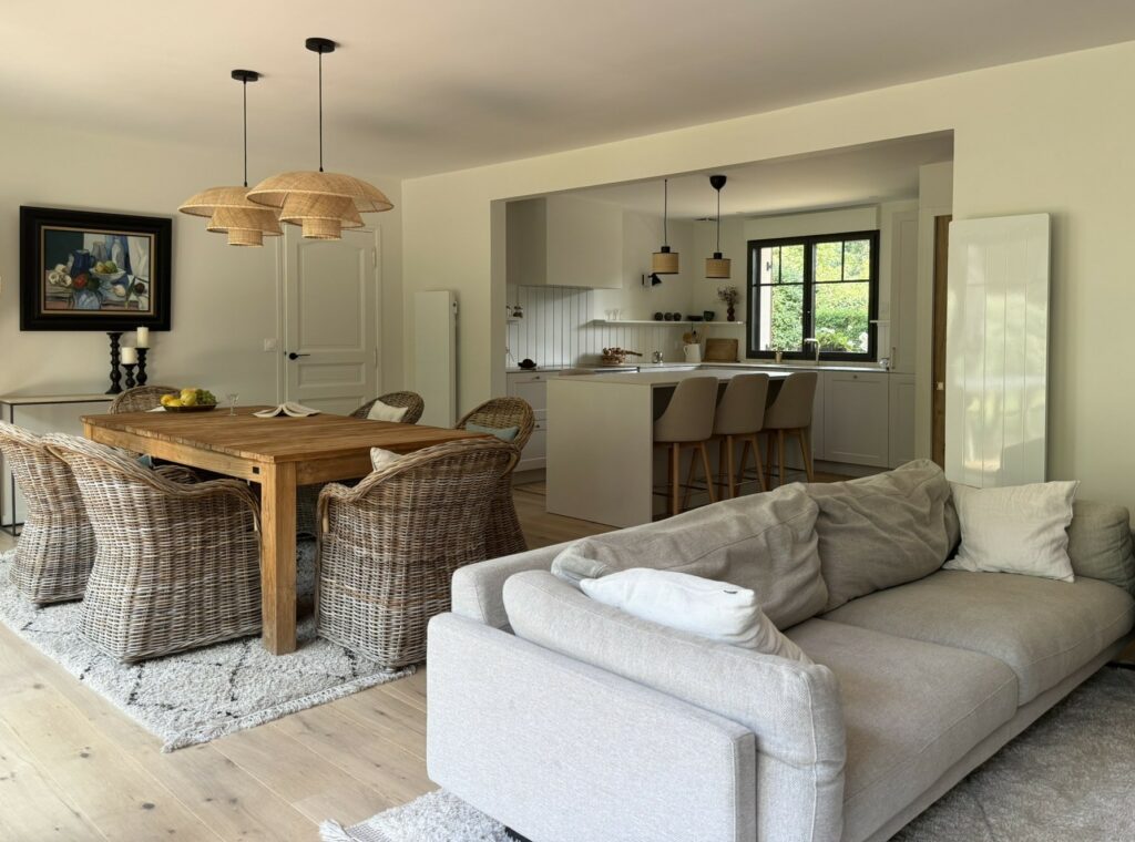 Cuisine ouverte sur séjour, ambiance douce aux tons clairs – projet de rénovation à Le Touquet Paris Plage par La Didascalie, agence à Mouvaux.